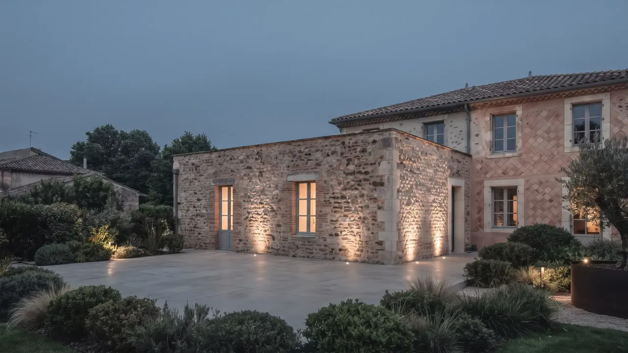Maison ancienne en pierre et brique rose avec jardin, avant extension