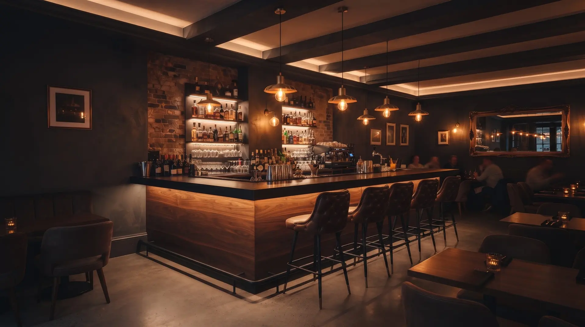 Intérieur de bar-restaurant intimiste avec comptoir en noyer, mur de briques rétroéclairé et suspensions cuivrées, Toulouse